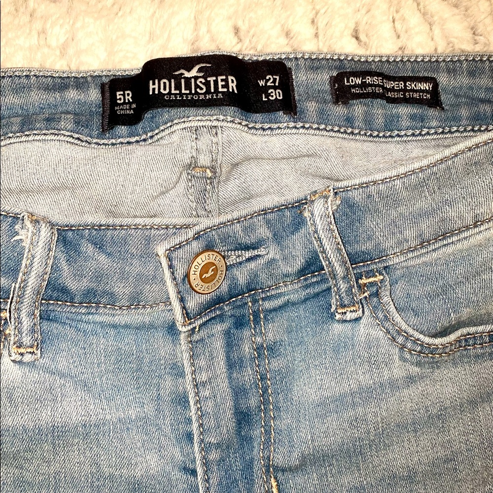 Woman’s hollister Low rise super skinny says 27